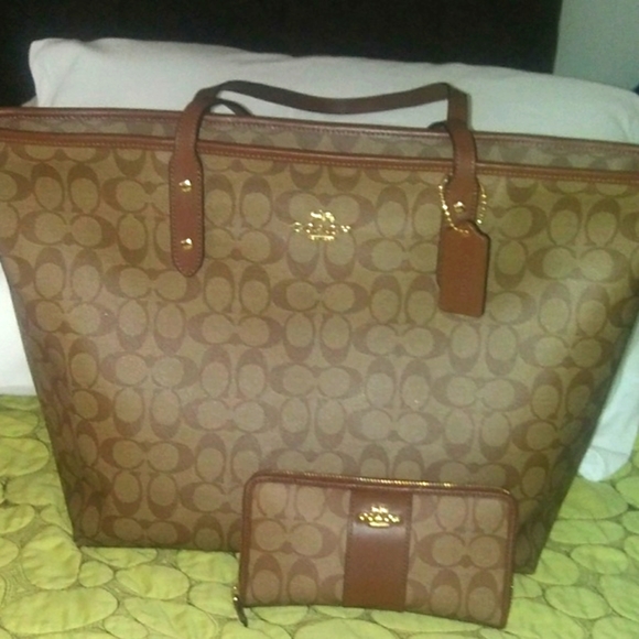 Coach Tote - Picture 1 of 5